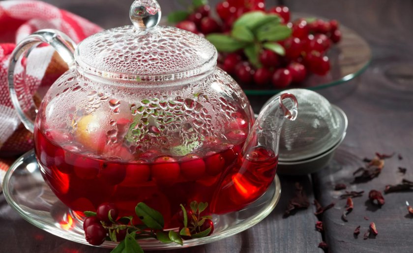 Брусничный чай с листьями и ягодами