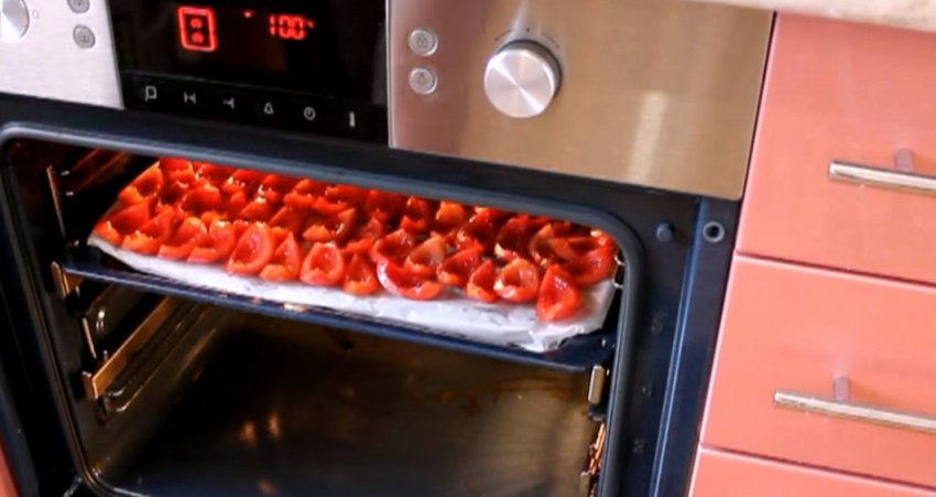 Деко з томатами в духовці