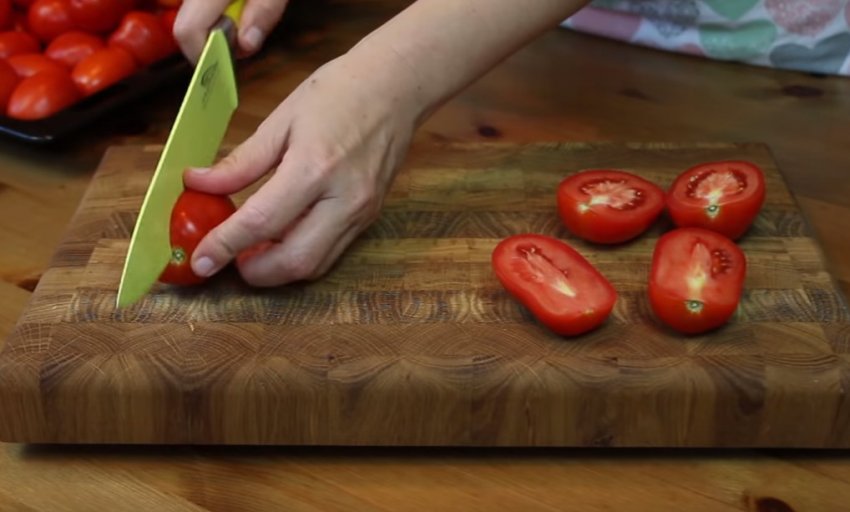 Розрізання помідори