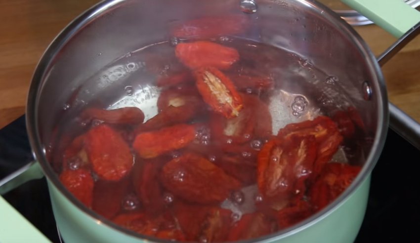 Помідори в каструлі