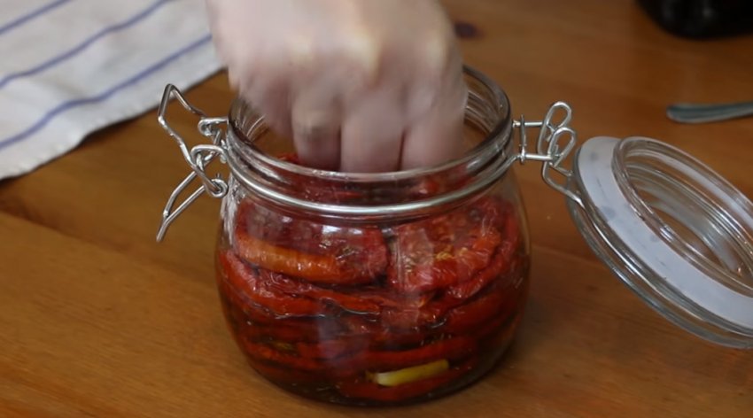 Томати в банку