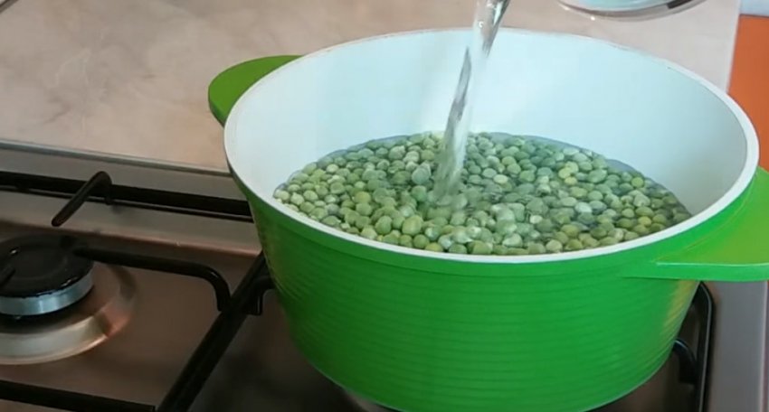 Горох в каструлі з водою