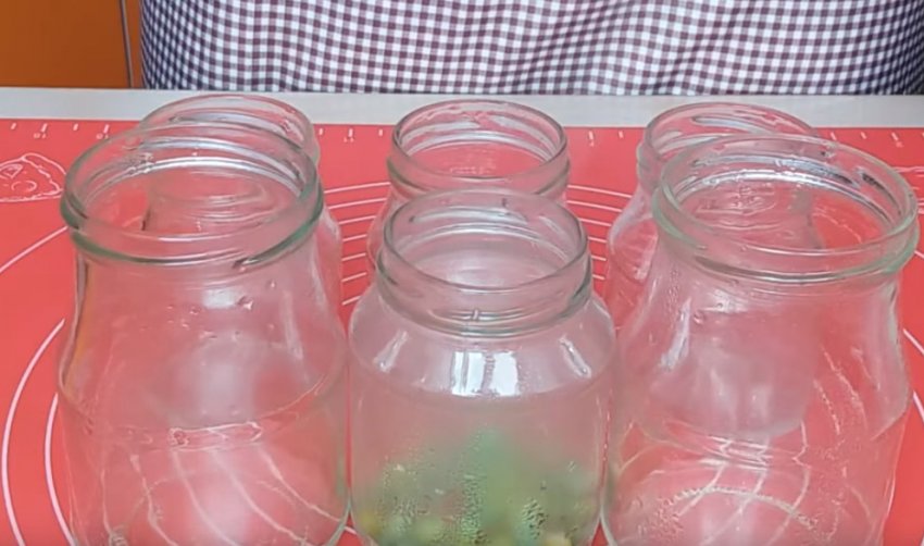 Банки з горохом