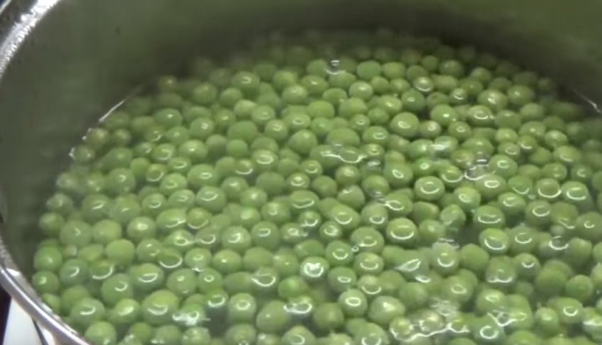 Горох в каструлі