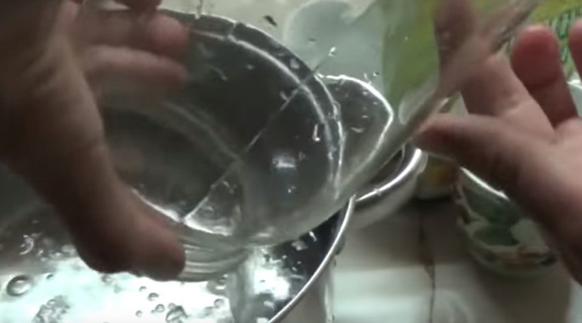 Вода в каструлі