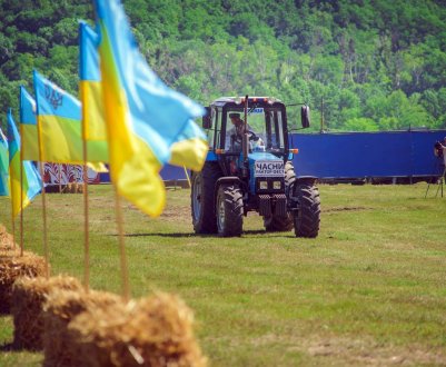 У Черкаській області пройшли гонки на тракторах та мотоблоки