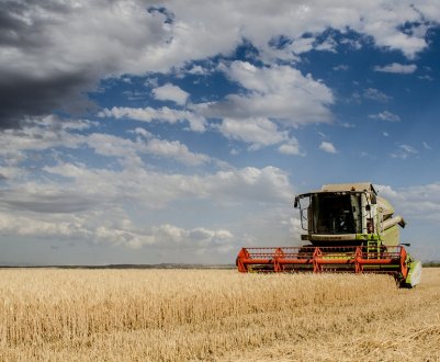  Посеред поля на Запоріжжі потонув комбайн