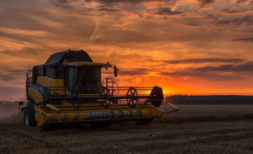 Посеред поля на Запоріжжі потонув комбайн Посеред поля на Запоріжжі потонув комбайн