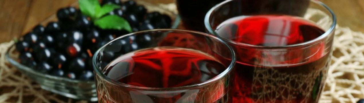 Чем полезен компот из черной смородины и малины. . Чем полезен компот из черной смородины и малины фото. Чем полезен компот из черной смородины и малины-. картинка Чем полезен компот из черной смородины и малины. картинка . Сегодня я хочу поговорить о ягодах черной смородины. Ягоды смородины не только вкусны, но и чрезвычайно полезны. Из них готовят компот, варенье, джем, их замораживают, сушат. Но, употреблять ягоды лучше в свежем виде, в сезон. И зимой это не только прекрасное лакомство, но и лекарство. Так как черную смородину можно использовать для лечения некоторых болезней. Все это можно легко объяснить богатым составом черной смородины. Свежие ягоды смородины и сок, являются незаменимым источником витаминов и микроэлементов.