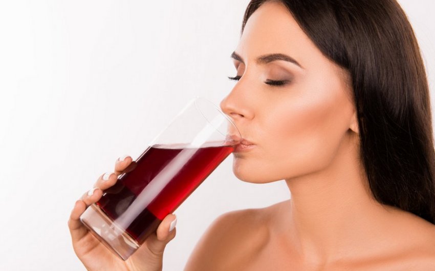 Жінка п'є морс