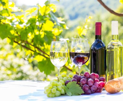 Російських чиновників зобов'язали задовольнятися вітчизняними винами, м'ясом і «молочкою»